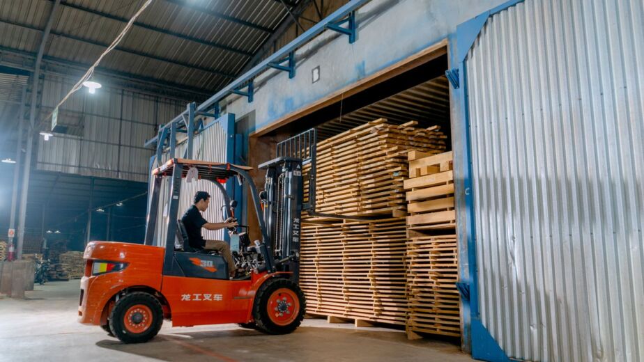 Forklift loading pallets during Yiwu consolidation into one container