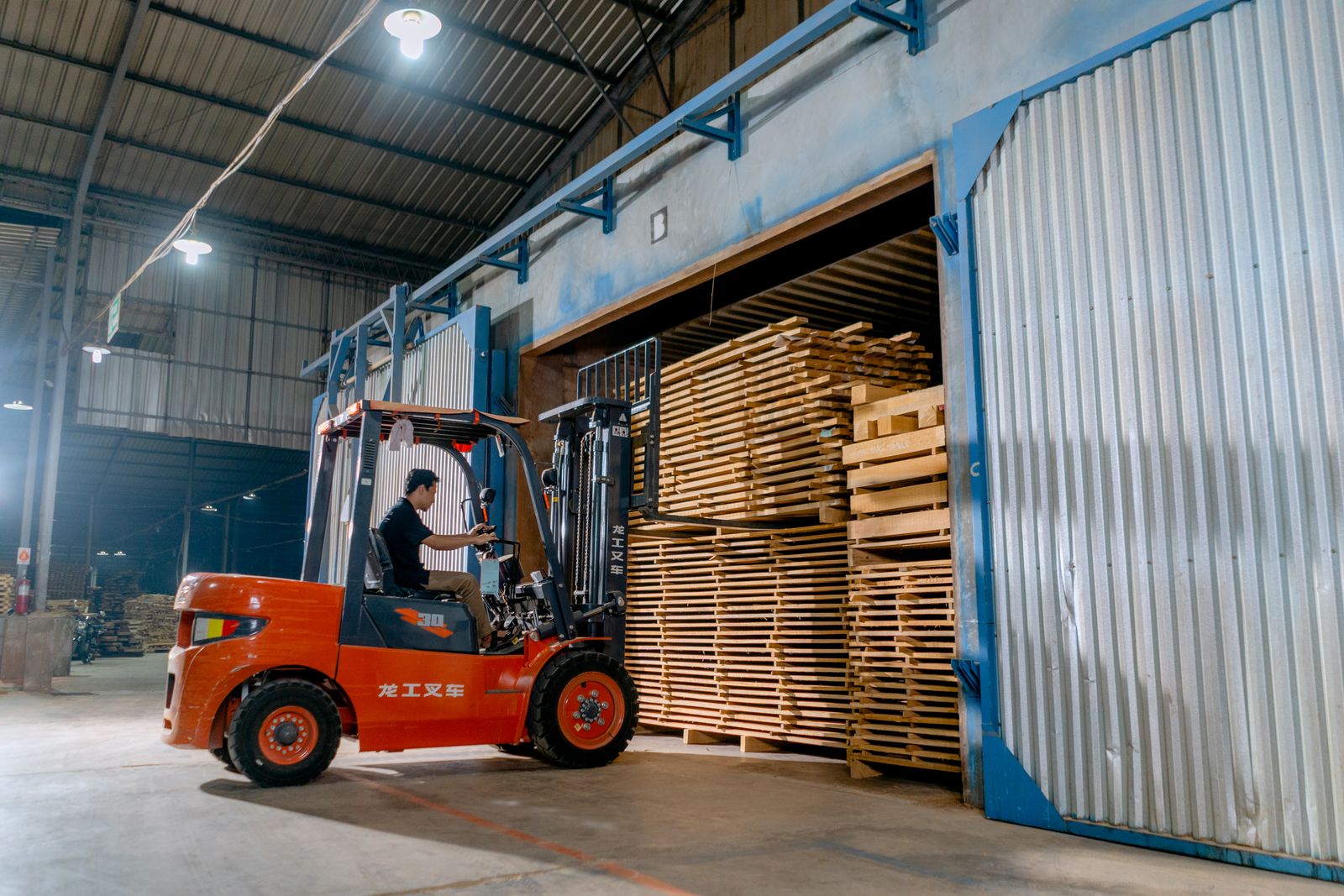 Forklift loading pallets during Yiwu consolidation into one container
