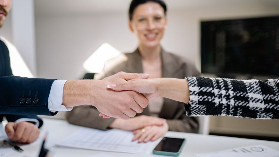 Agreeing a deal after Yiwu market negotiation over booth prices
