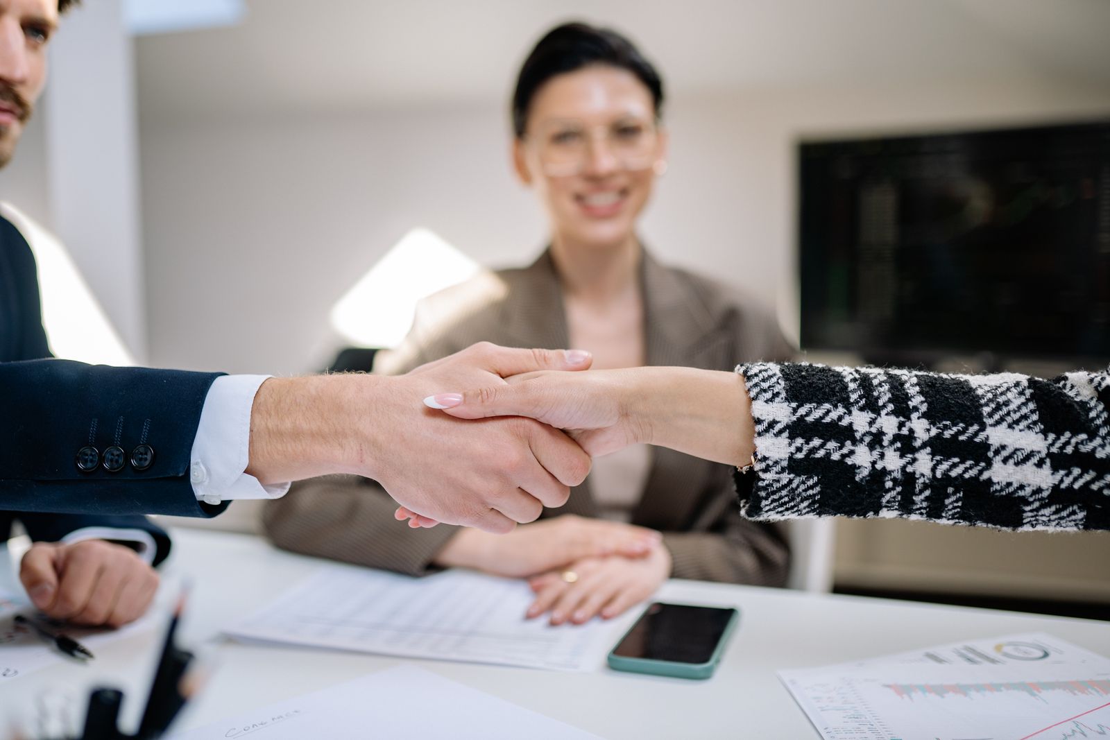 Agreeing a deal after Yiwu market negotiation over booth prices