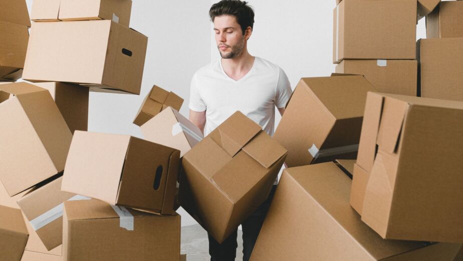 Buyer surrounded by cartons, the result of common Yiwu market mistakes