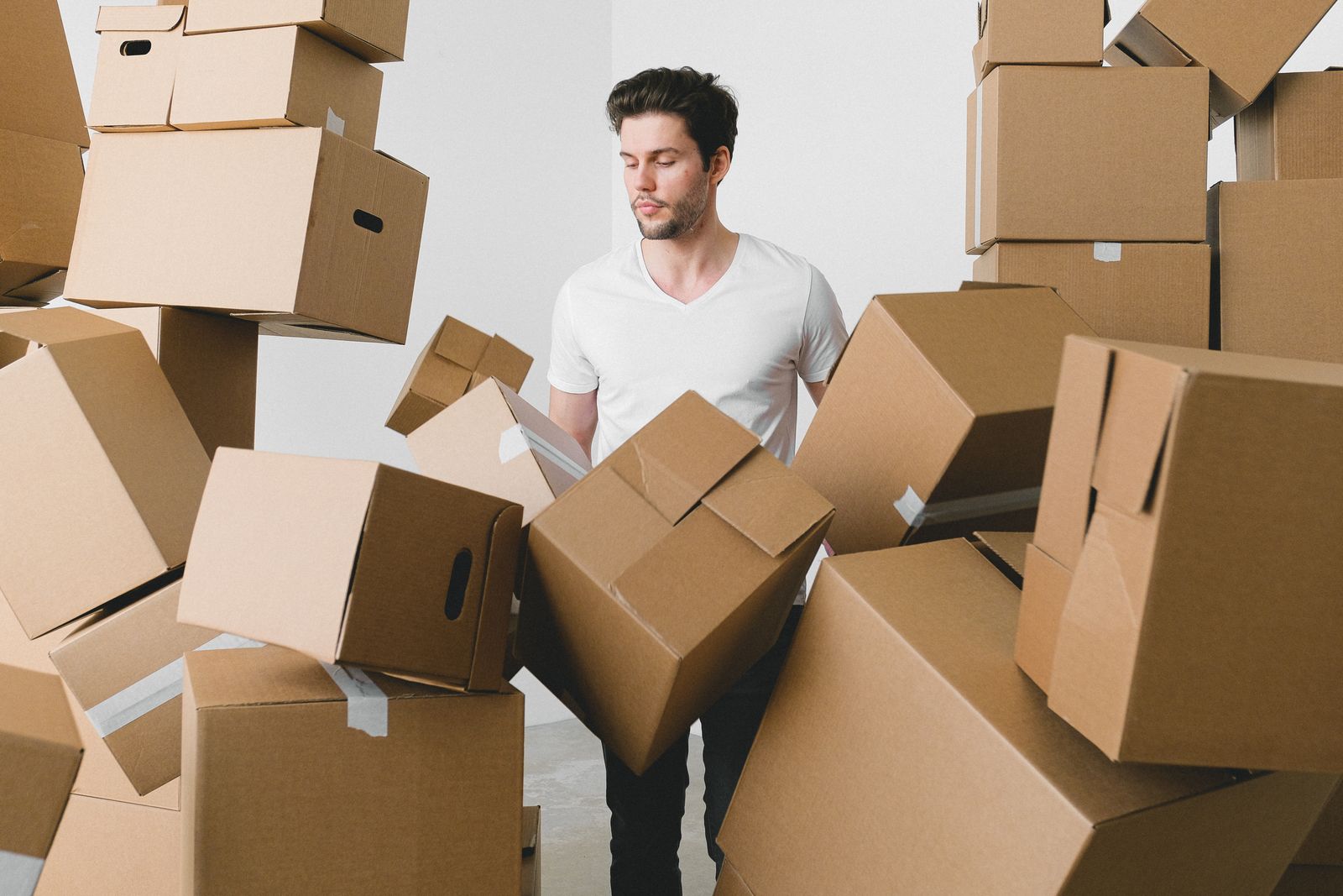 Buyer surrounded by cartons, the result of common Yiwu market mistakes